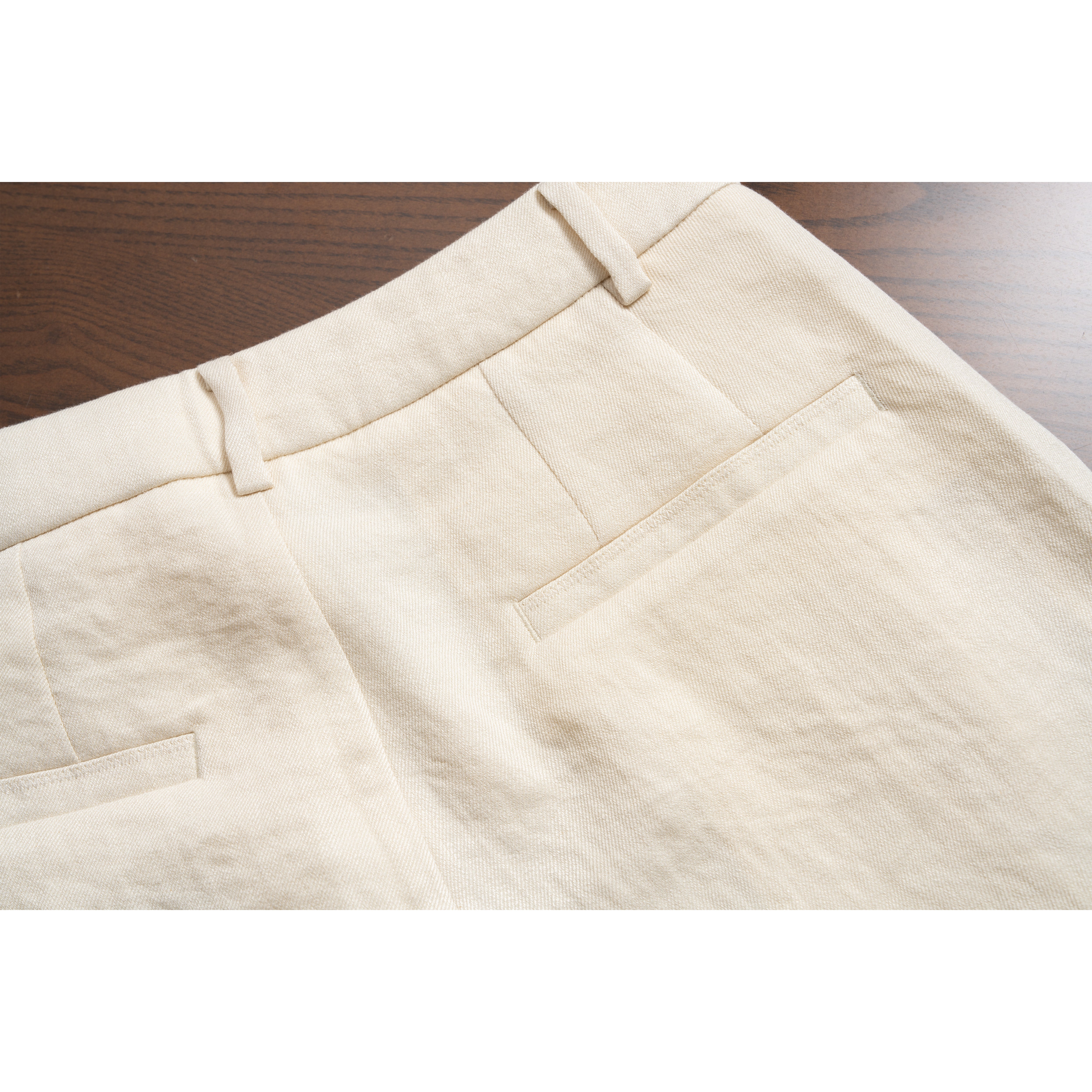 バックルベルト付きのストレートシルエットパンツ