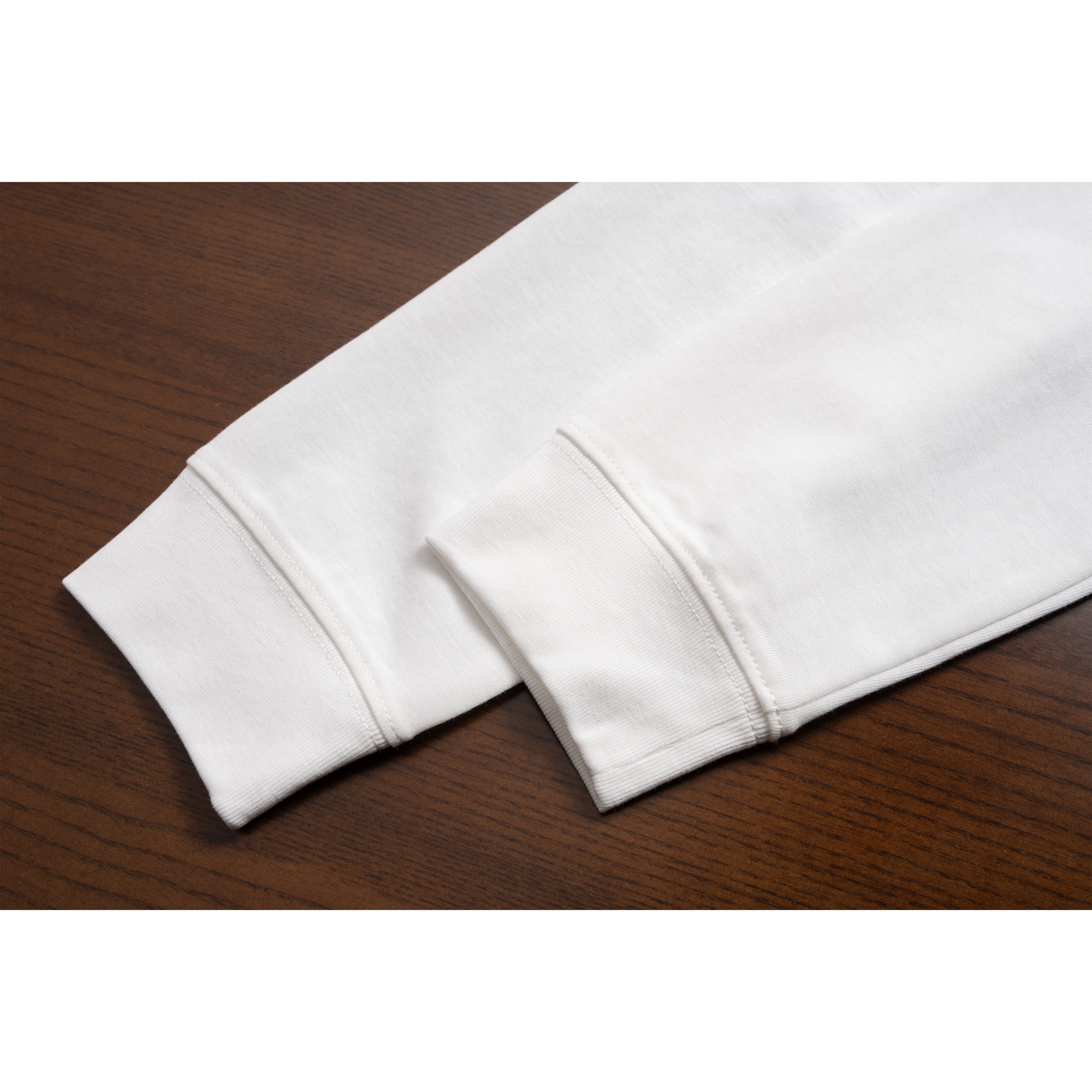 コットン100%クルーネックTシャツ(レタリング刺繍入り)