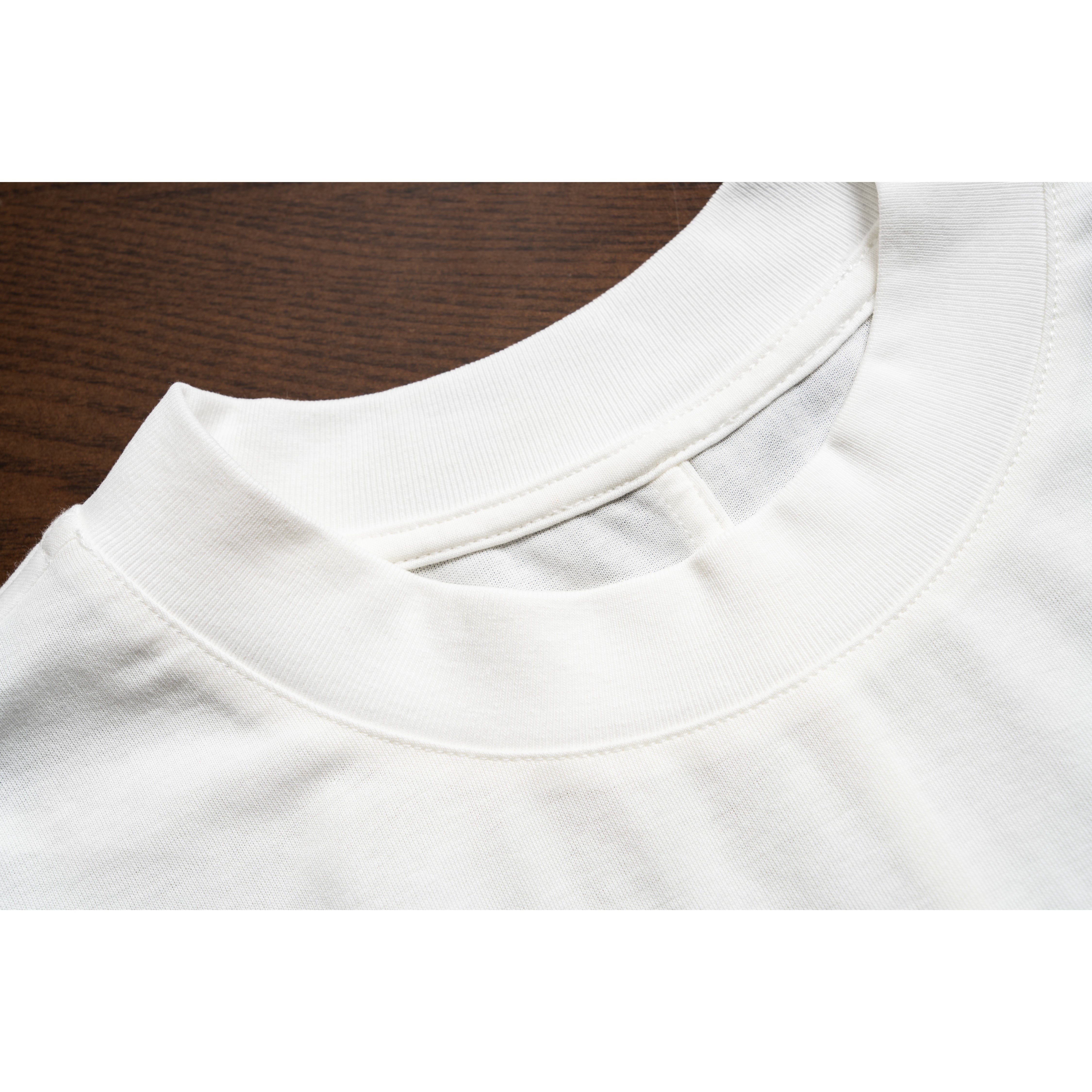 コットン100％クルーネックTシャツ（レタリング刺繍入り）